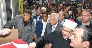 وزير الأوقاف ومحافظ الجيزة يشهدان توزيع 2 طن من لحوم الصكوك