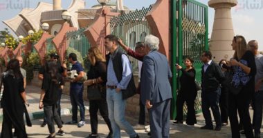 وصول جثمان الأديب الكبير بهاء طاهر لمسجد الشرطة استعدادا لتشييعه.. صور