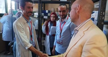 حياة كريمة.. وكيل وزارة الصحة بالشرقية يتفقد القافلة الطبية بكفر الأشقم بفاقوس