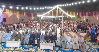 فى مشهد لا يتكرر.. الخطارة قرية بقنا تكرم أبناءها الحافظين للقرآن الكريم.. الآلاف من الأهالى يجتمعون للاحتفاء بالمكرمين.. والأوقاف: نشكر الله على هذا التجمع ونعمة الأمن والأمان ببلدنا التى يجب الحفاظ عليها