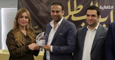 حزب مصر أكتوبر يكرم اليوم السابع والكاتب الصحفي أكرم القصاص