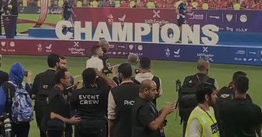 شيكابالا يصطحب مؤمن زكريا للملعب لحضور احتفال الأهلى بالسوبر.. فيديو