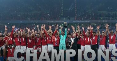 مؤمن زكريا يرفع كأس السوبر برفقة محمد الشناوى حارس الأهلى.. فيديو