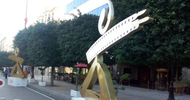 أفيش وشعار مهرجان أيام قرطاج السينمائية يزينان شوراع تونس