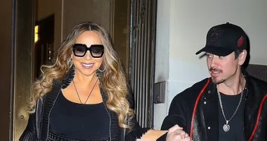 ماريا كارى بصحبة صديقها أثناء دخول مسرح فى نيويورك