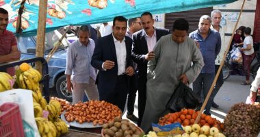 نائب محافظ قنا يجرى جولة مفاجئة لمتابعة السلع والأسعار داخل الأسواق