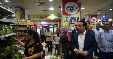 نائب محافظ قنا يواصل جولاته بالأسواق للاطمئنان على توافر السلع وضبط الأسعار
