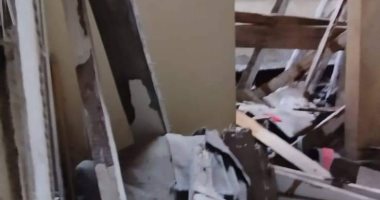 إصابة 3 أشخاص بسبب انهيار أجزاء من عقار في العطارين بالإسكندرية.. صور