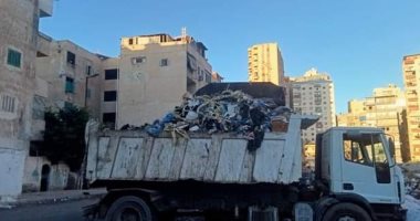 رفع 102 طن مخلفات وقمامة من شوارع حى المنتزه ثان فى الإسكندرية.. صور