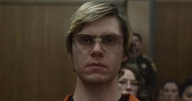 فوز بطل Monster: The Jeffrey Dahmer بالجولدن جلوب يثير انتقادات.. اعرف القصة