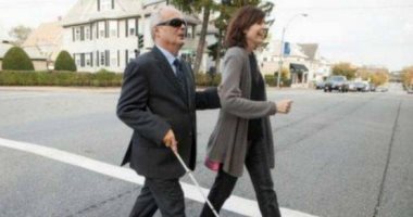 أخلاقنا الجميلة.. كيف تساعد الشخص الكفيف دون أن تضايقه؟