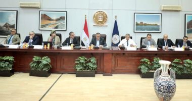 وزير السياحة يترأس الاجتماع الثانى للجنة الدائمة لتراخيص المنشآت الفندقية والسياحية 