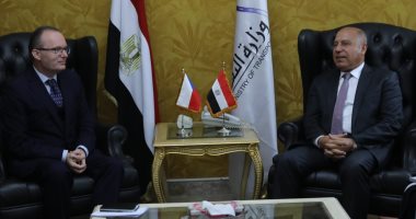 وزير النقل يبحث مع السفير التشيكى إعادة تأهيل جرارات السكك الحديدية