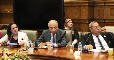 وزير التعليم يحسم الجدل حول تقنين الدروس الخصوصية.. رضا حجازى لـ"نواب الشيوخ": ترخيص سناتر الدروس الخصوصية فكرة مطروحة للحور المجتمعي وليست قرارا رسميا.. ويؤكد: الهدف حوكمة الأمر بغرض السيطرة