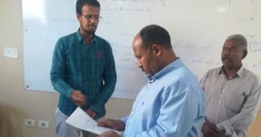 تعليم أسوان ترصد تأخر الطلاب عن الطابور بمدارس إدارة دراو وتتابع سير الامتحانات