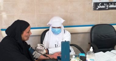 حياة كريمة.. "صحة أسوان" تنظم قافلتين طبيتين للكشف المجانى على المواطنين