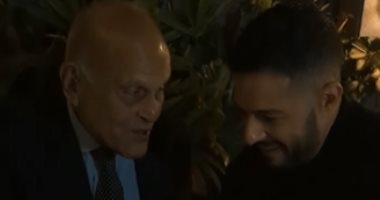 حماقى يغنى مع مجدى يعقوب "ارسم قلب وضحكة على الشبابيك".. فيديو