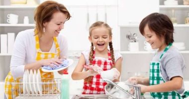 أخلاقنا الجميلة.. علمى ابنك المشاركة فى الأعمال المنزلية