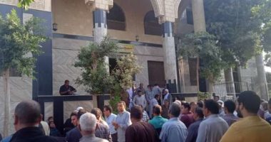 تشييع جثمان معلم توفى أثناء اليوم الدراسى بمدرسة فى شبرا الخيمة.. صور