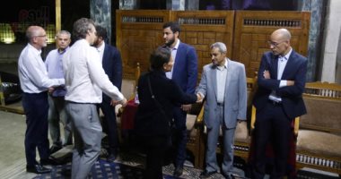 المثقفون يتوافدون لتقديم واجب العزاء فى بهاء طاهر بمسجد عمر مكرم.. صور