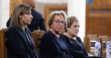وزيرة الثقافة تقدم واجب العزاء في الكاتب الكبير بهاء طاهر بمسجد عمر مكرم.. صور