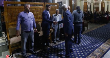 بدء عزاء الكاتب الكبير بهاء طاهر.. وحلمي النمنم أول الحاضرين.. صور