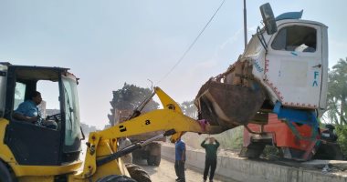 الجيزة تشن حملة لرفع السيارات المتهالكة بطريق مصر أسيوط.. صور