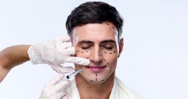 رسم البطن وزرع الدقن.. أبرز عمليات تجميل الرجال