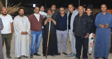 دير مارجرجس بجبل الرزيقات يبدأ فى نصب الخيام والتجهيز للاحتفال السنوى.. صور