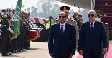 الرئيس السيسى يصل مطار هوارى بو مدين.. و"تبون" فى استقباله  