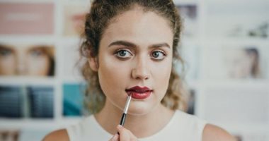 6 خطوات مهمة لوضع أحمر شفاه سائل جذاب