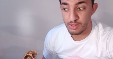 "عمرو" يشارك برسومات فنية بالشاى وعلى قشر البيض للتعبير عن موهبته
