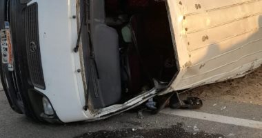 إصابة 12 شخصا فى انقلاب ميكروباص بطريق أسيوط الغربى