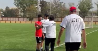 منتخب 2006 يقدم العزاء لعمر سيد معوض فى وفاة جدته.. فيديو
