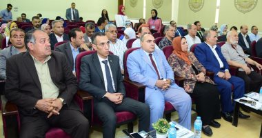 جامعة سوهاج تفتتح ملتقى المجتمع المدنى والتوظيف بكلية العلوم.. صور