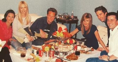 ماثيو بيرى يعترف: أخفيت إدمانى للكحول عن نجوم مسلسل Friends