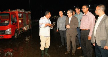 محافظ الغربية يتفقد شوارع السنطة وزفتى أثناء رفع مياه الأمطار