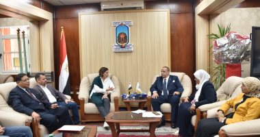 رئيس جامعة الأقصر يلتقى ممثلى مؤسسة حلم لتدريب الطلاب ذوى الهمم
