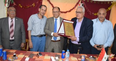 رئيس جامعة حلوان يستمع لآراء ومقترحات العاملين بالمدينة الجامعية للتطوير.. صور