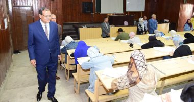 رئيس جامعة سوهاج يتفقد امتحانات الفرقة السادسة لطلاب طب بشرى.. صور 