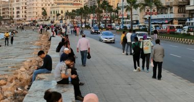 طقس الإسكندرية.. الأهالى يتوافدون على الكورنيش رغم انخفاض الحرارة
