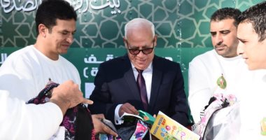 محافظ بورسعيد يتفقد قافلة تبرعات من بيت الزكاة والصدقات المصرى
