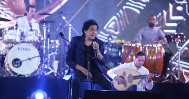 محمد منير يبدأ حفل مهرجان الموسيقى العربية بأغنية "هيلا هيلا".. صور