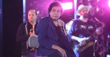 محمد منير يجرى بروفات موسيقية بمنزله استعدادًا لحفلى دبى وأبوظبى