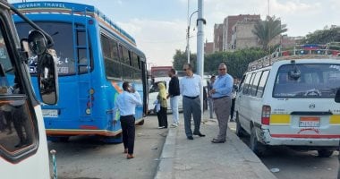 نائب محافظ المنيا يستقل سيارة أجرة للتحقق من شكوى المواطنين.. صور