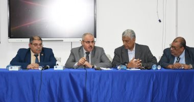 رئيس جامعة قناة السويس يجتمع بأعضاء هيئة تدريس كلية التربية