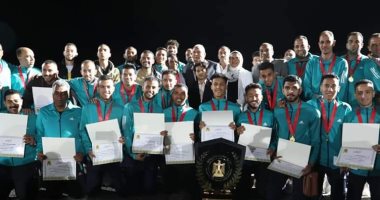 محافظ الوادي الجديد يُكرّم فريق "مركز شباب الخارجة" لتتويجه بطلًا لمراكز شباب الجمهورية