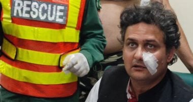 نجاة رئيس وزراء باكستان السابق عمران خان من محاولة اغتيال وإصابته بطلق نارى فى قدمه