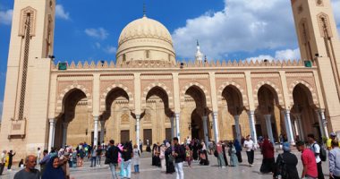 "أرضى الإله فأرضى عنه عباده.. السيد البدوى نعم الطاهر".. ملايين الزوار يحرصون على زيارة مسجده وضريحه بطنطا.. أحمد الدرينى: المدينة تحظى بشرف احتضانه.. وحسين رشيد: شيخ العرب نوارة طنطا وبركة وخير للغربية.. صور