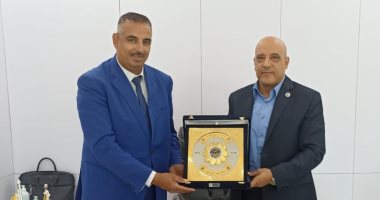 جامعة أسوان تكرم مجلس أمناء مبادرة "هنجملها" لإهدائهم الجامعة 45 ألف شجرة مثمرة